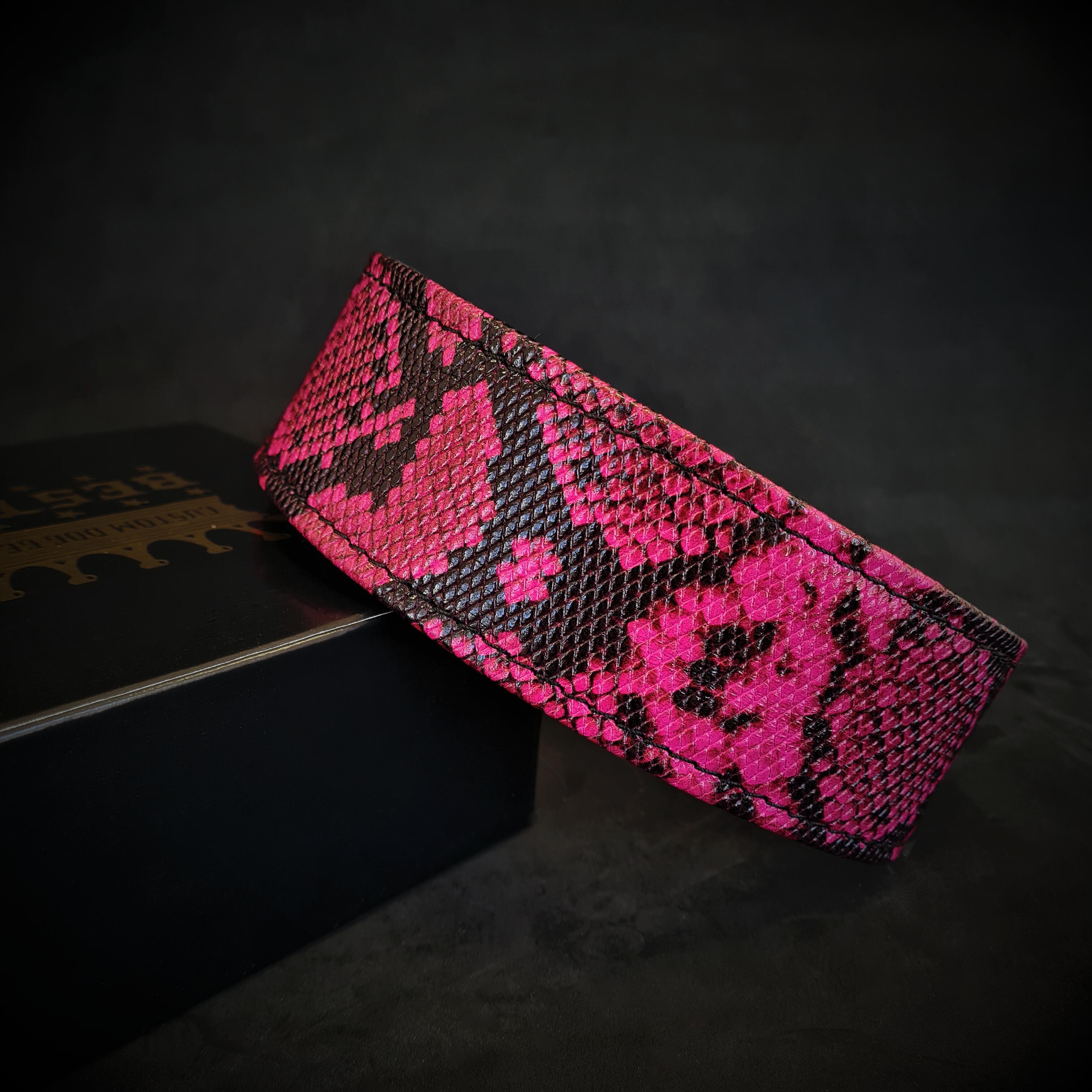 The ''Rock Python'' collar PINK