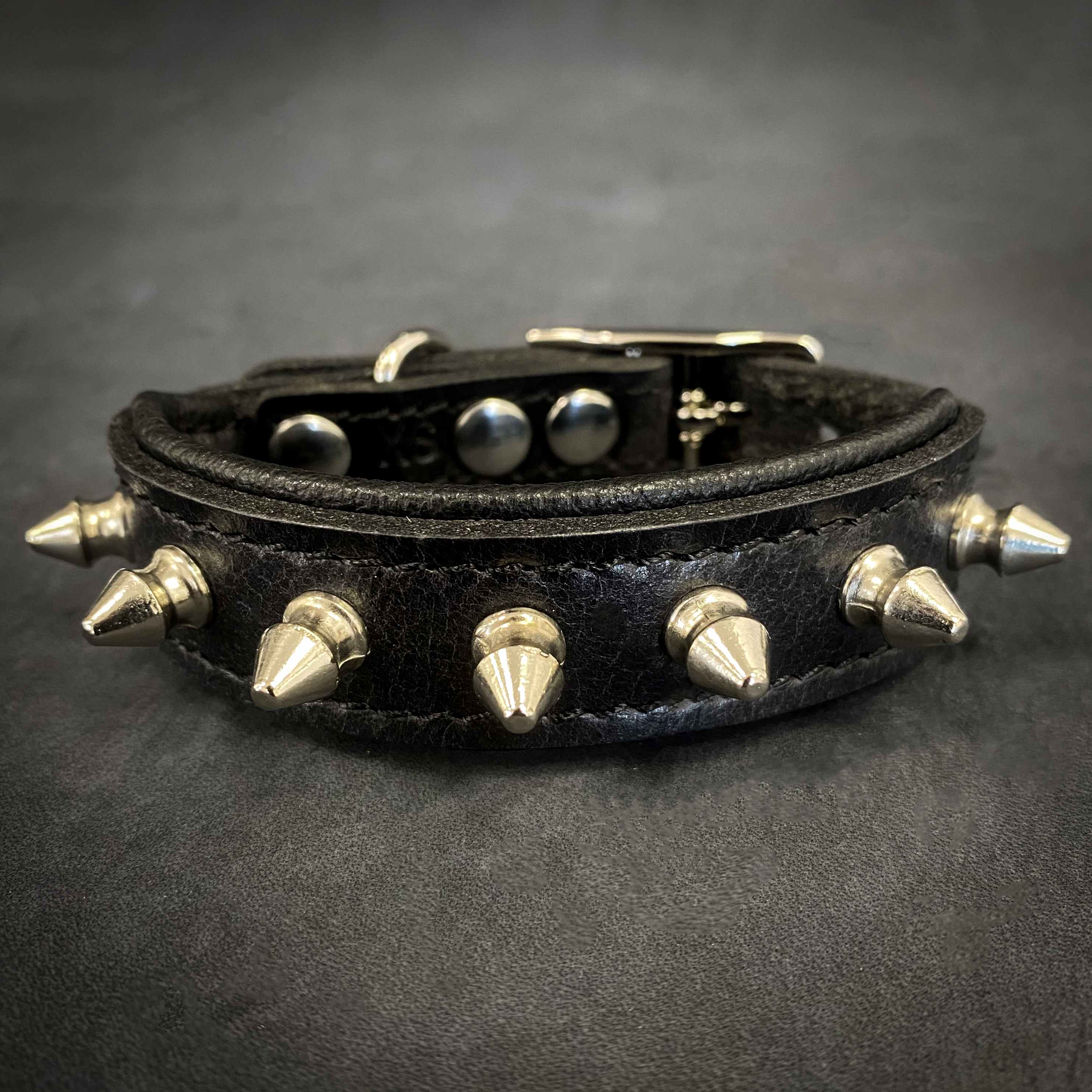 "Spiky" collar