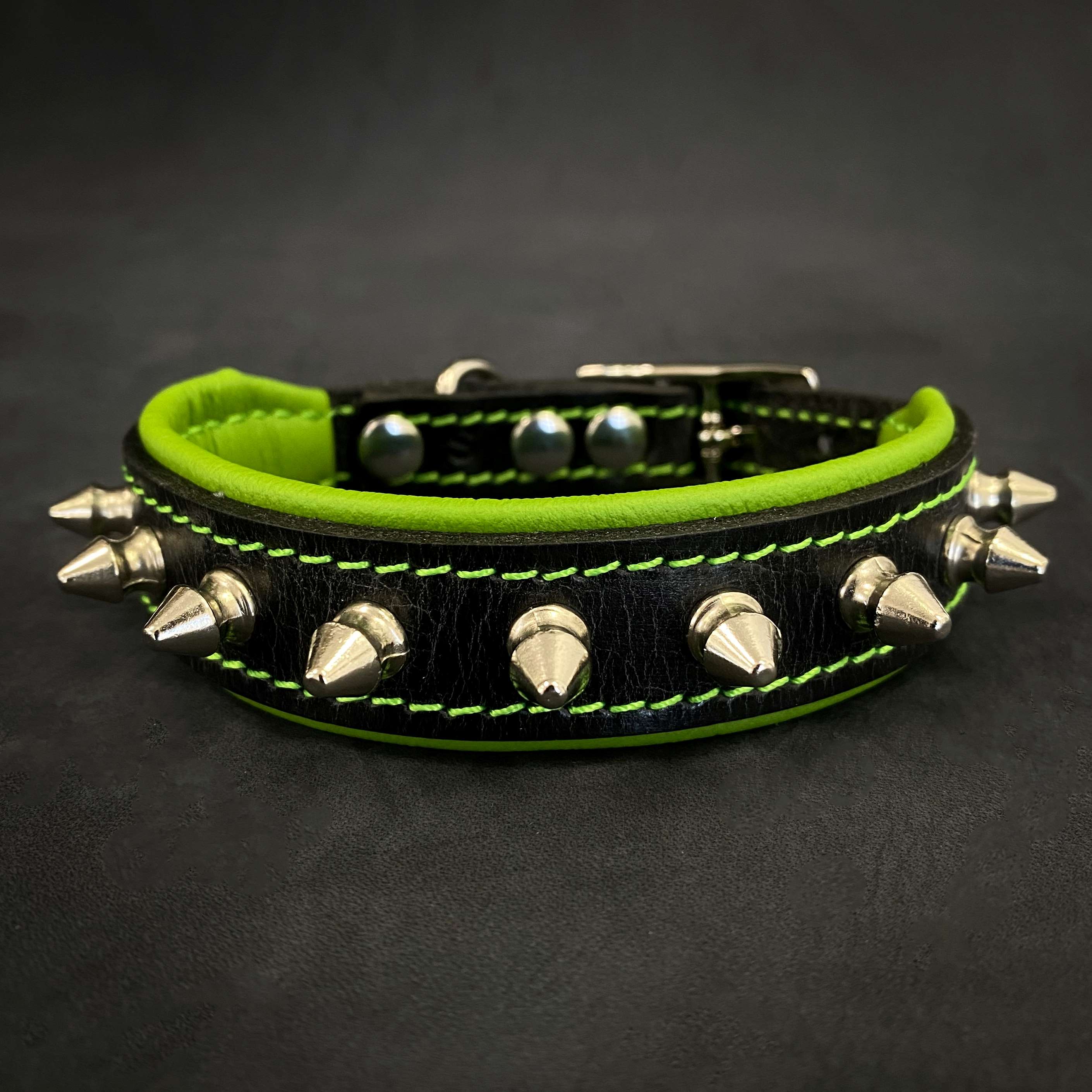 "Spiky" collar