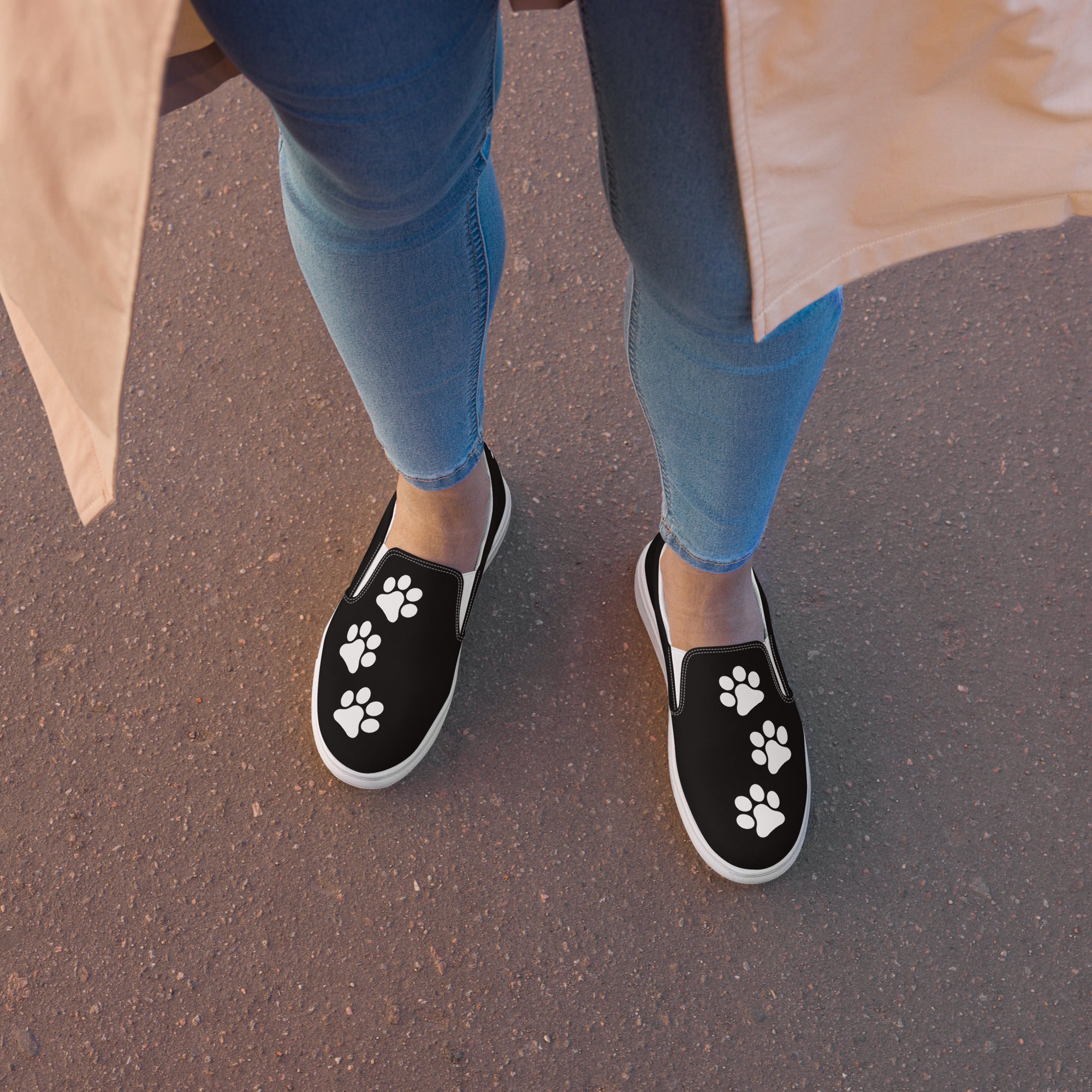 Women’s slip-on White Paw shoes